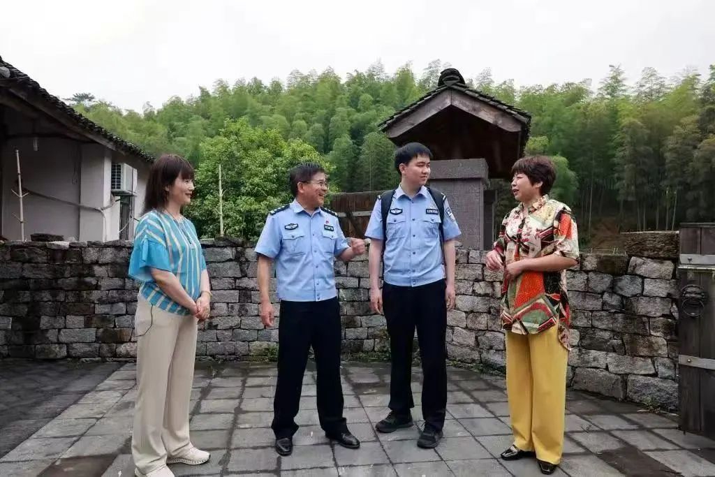背包民警，坚守在四明山上 